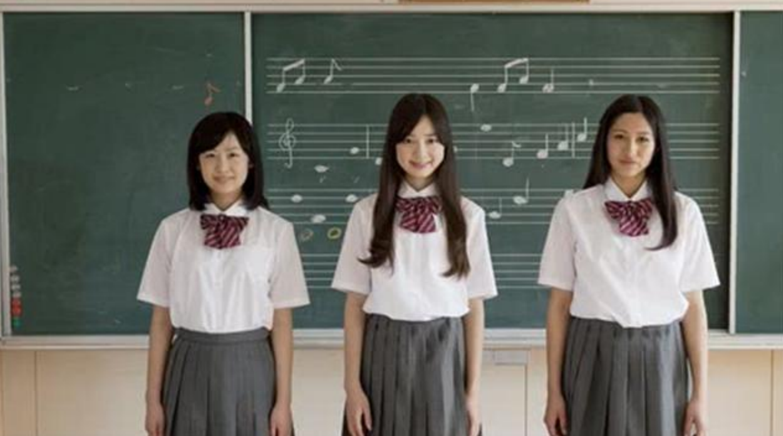 为什么“贵族学校”女生校服是裙子，普通学校是裤子？原因很现实