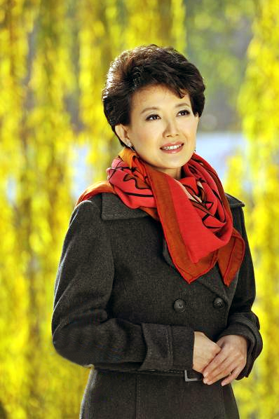 她49岁仍未婚单身(央视著名主播梁艳:生活中热心做红娘,自己49岁仍