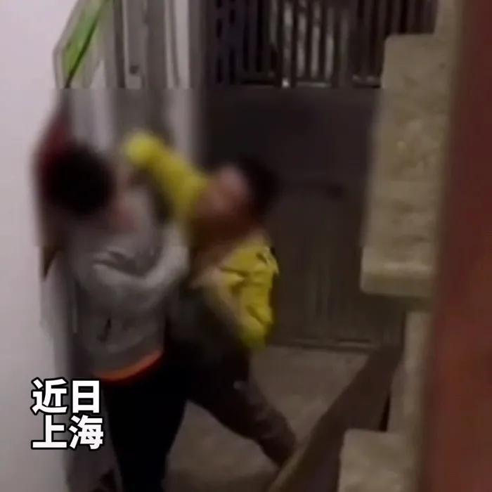 上海一男子投诉快递员，竟然遭对方上门报复，凌晨在家门口遭殴打