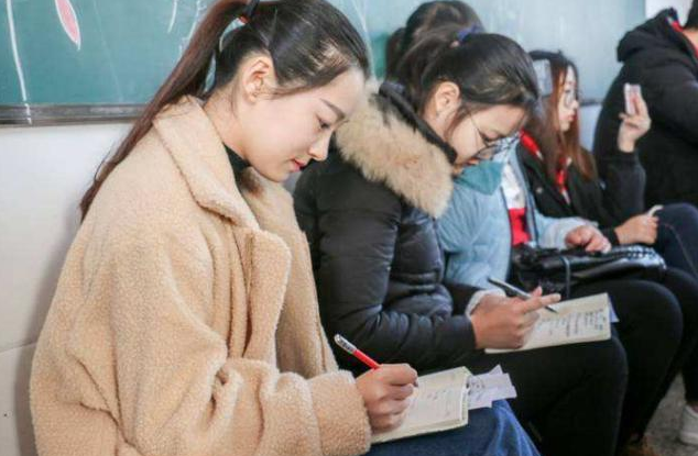 刘昊然考编顺利上岸，“铁饭碗”比当演员还香？大学生就业更难了