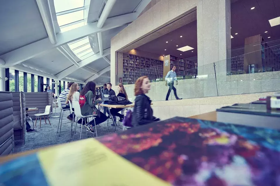 揭秘全世界最贵学校：400万一年、直通哈佛耶鲁、私人飞机上学……