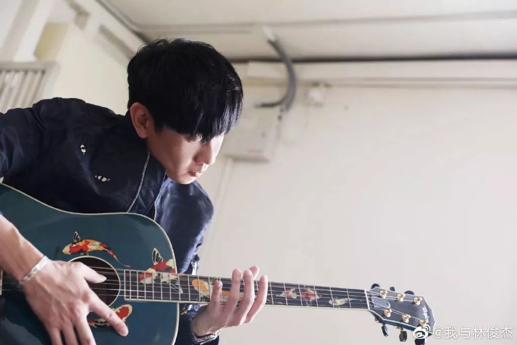 被迫屠榜热搜的林俊杰，凭什么让全世界都无法拒绝