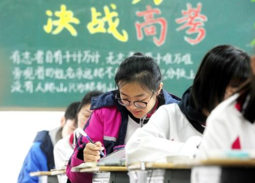 高考400分考生哭诉：我拼命学习，最后却和一群200分学生抢大专