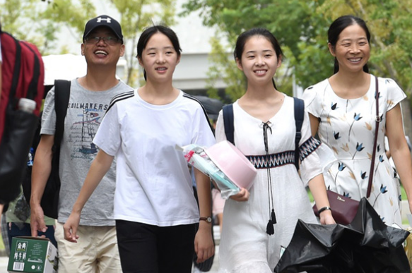 武汉多所民办高校“涨价”，学生陷入两难选择，继续读还是选退学