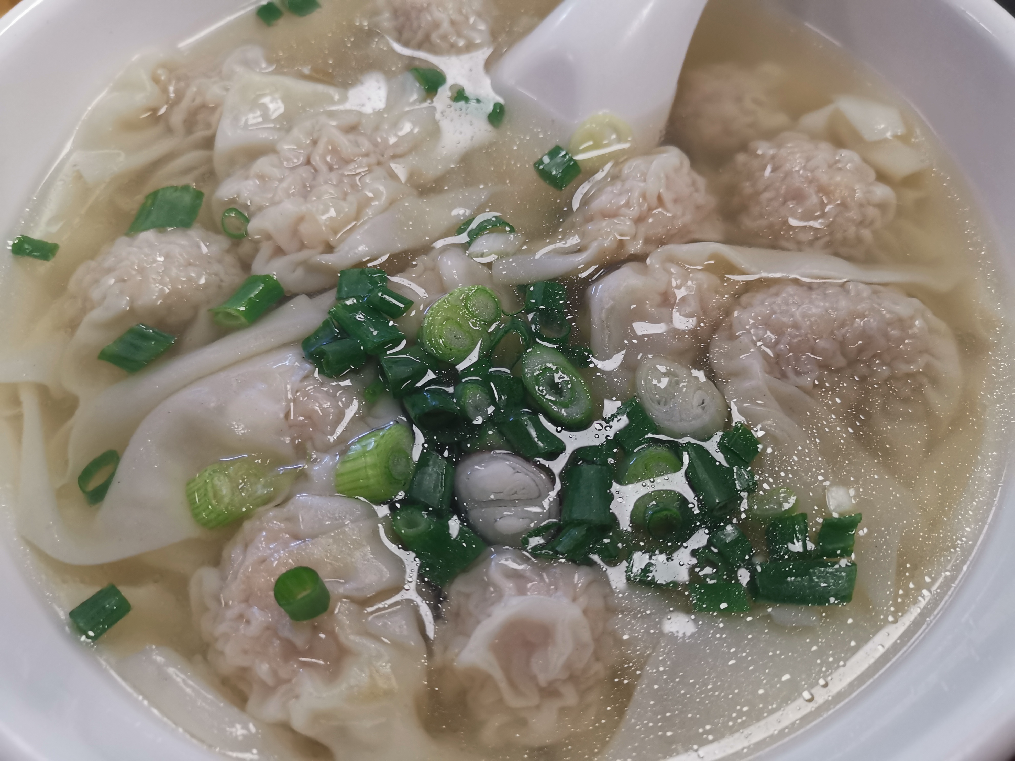 逛完挂绿湖我们到增城正果镇品尝有名的正果云吞,这里的云吞有几十家