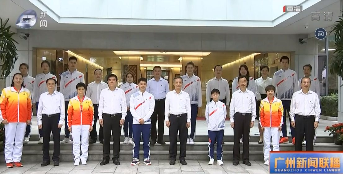 何威仪作“先进事迹”报告，剖析全红婵！红姐上新闻紧张到脚乱放