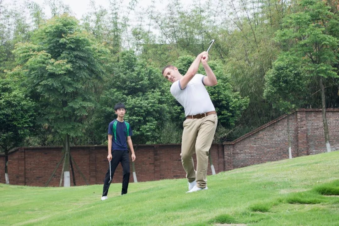 香港、青岛之后，这所英国百年名校4年来在成都遭遇了什么