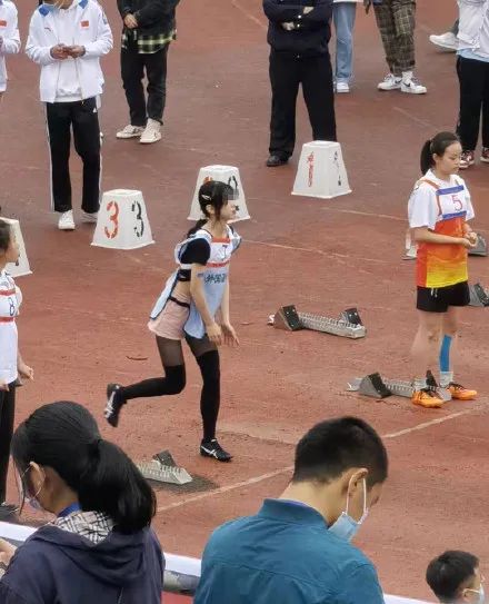 女学生穿黑丝，参加运动会引争议！现在的学生真会玩...