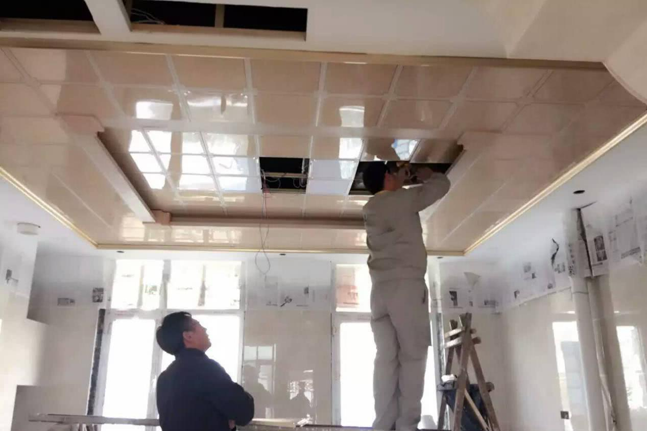 吊顶是怎么安装上去的？吊顶的安装过程以及注意事项，涨知识