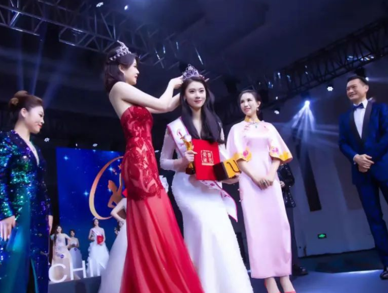 “中传”又一位校花走红，颜值不输冯琳，还摘得环球小姐中国冠军