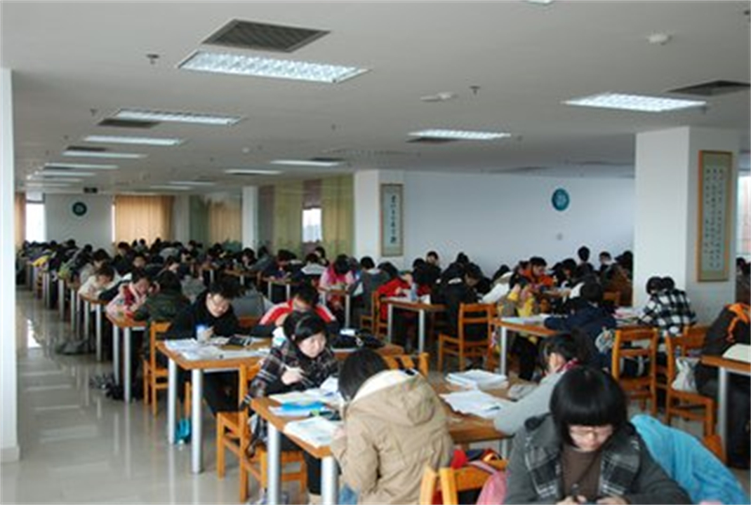 名校抢座现象多严重？看完清华的抢座照片，才知道差距这么大