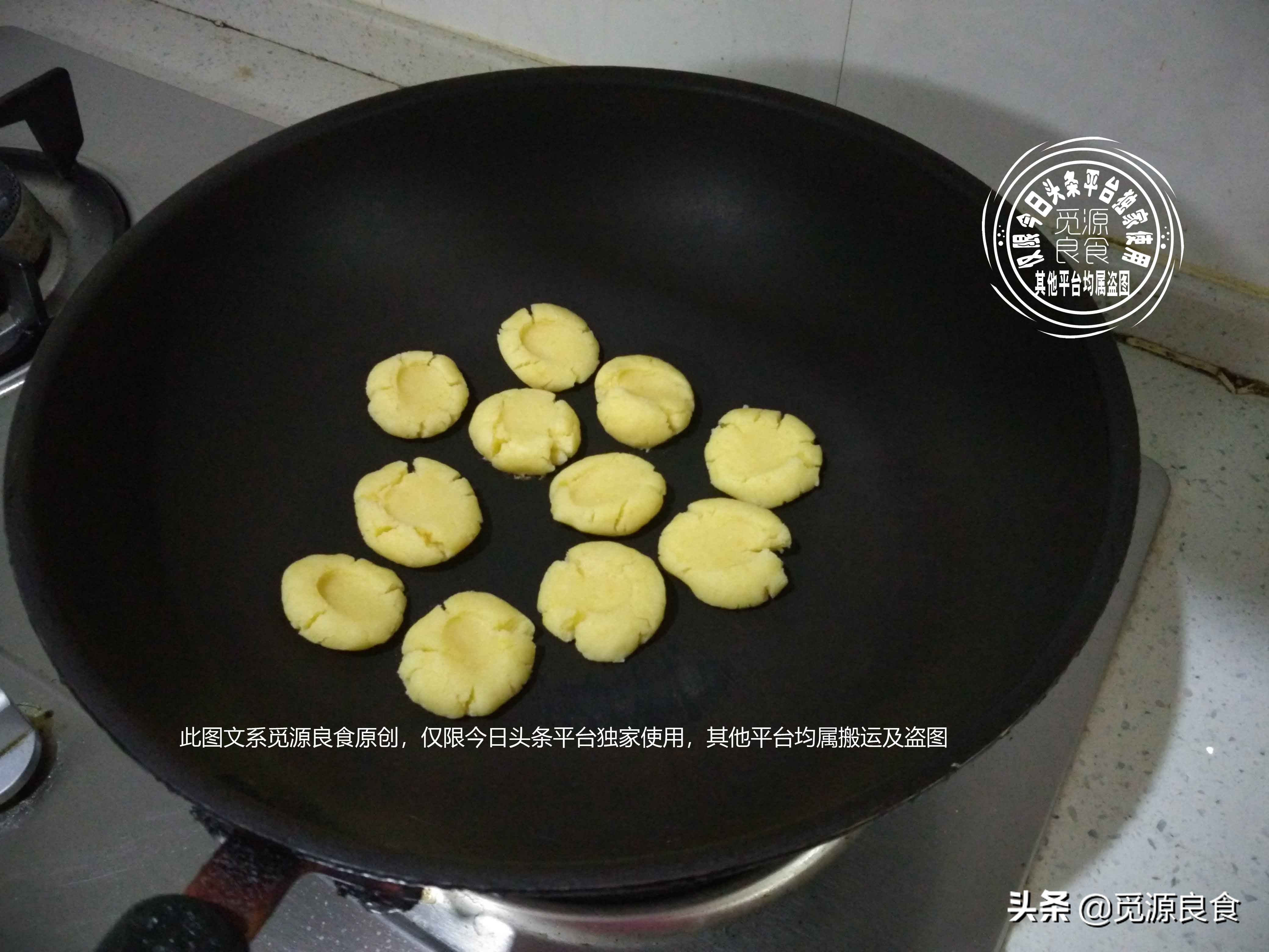 一碗面粉两个鸡蛋，不用烤箱，自己在家做饼干，比甜品店还美味