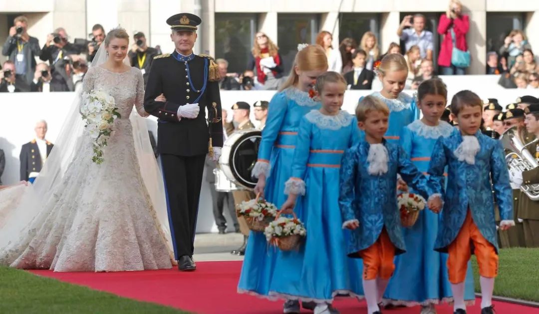 俄罗斯百年一遇“皇室婚礼”，新娘穿高定戴Chaumet冠冕