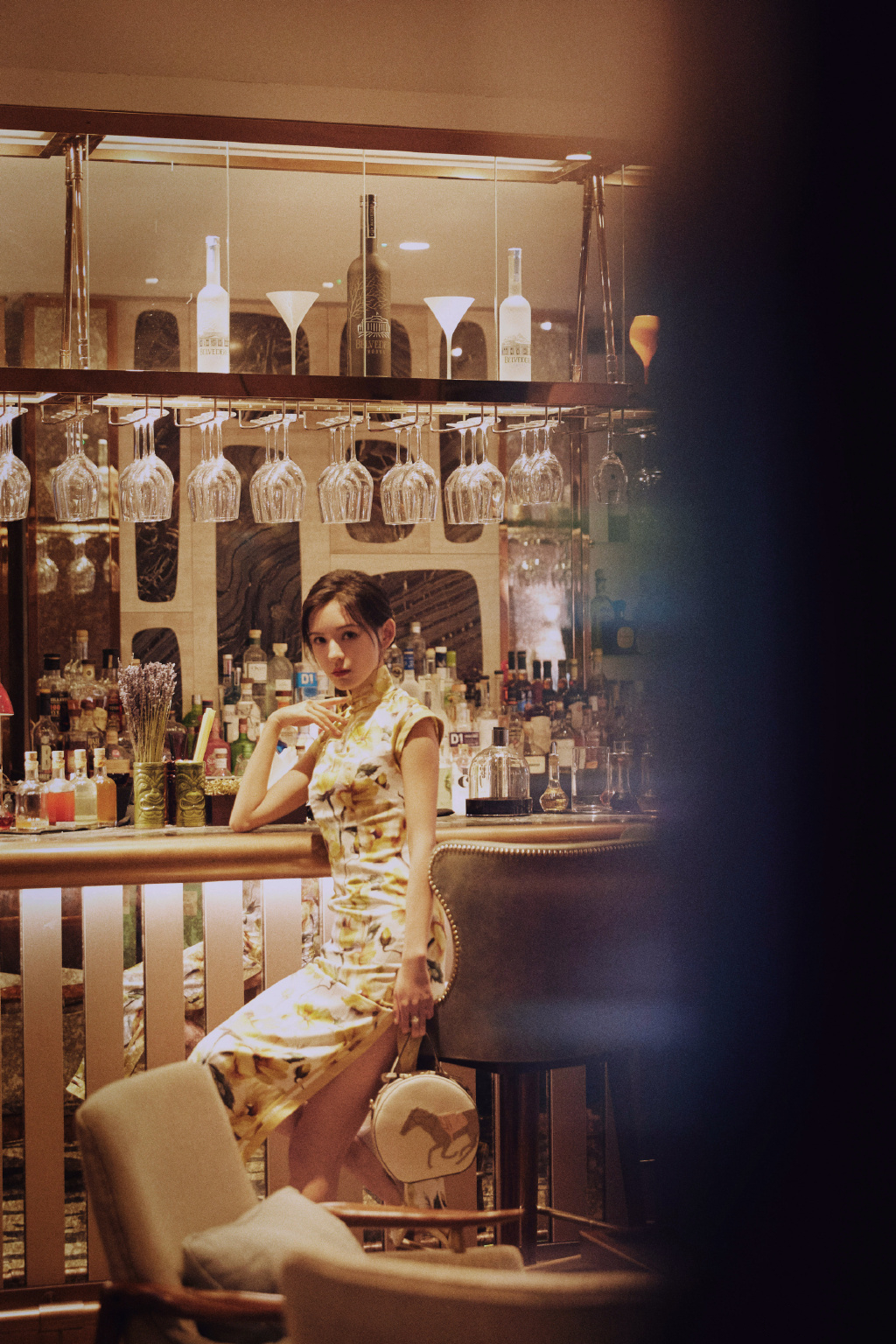 蓝色蕾丝旗袍图片(《韫色过浓》甜蜜热播,张予曦复古造型好美,蓝色