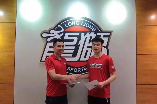 cba贾明儒为什么不选秀（CUBA最强控卫贾明儒，在CBA迎来春天，要学刘炜越老越妖）