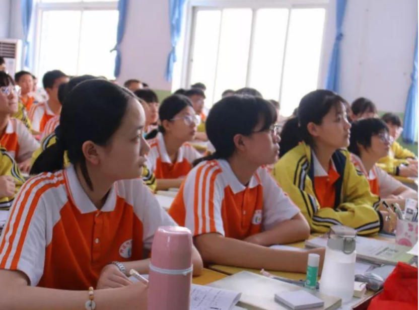 巾帼不让须眉，苗家女714分勇夺文科状元，说：要听自己的声音