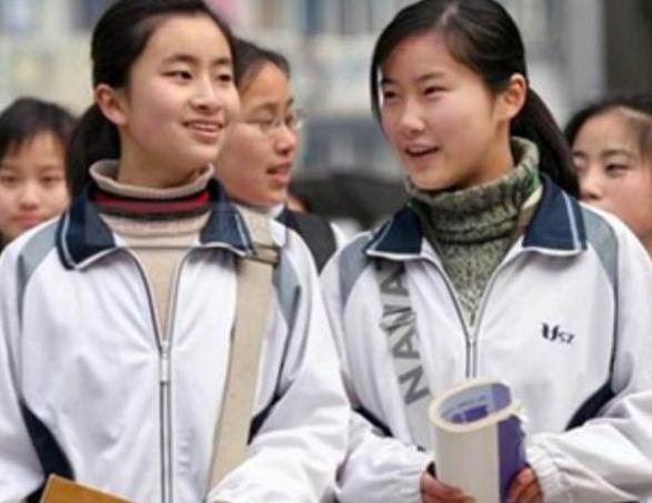 84岁大爷自学参加高考，估分630四处分享，网友：喝啥酒估出来的