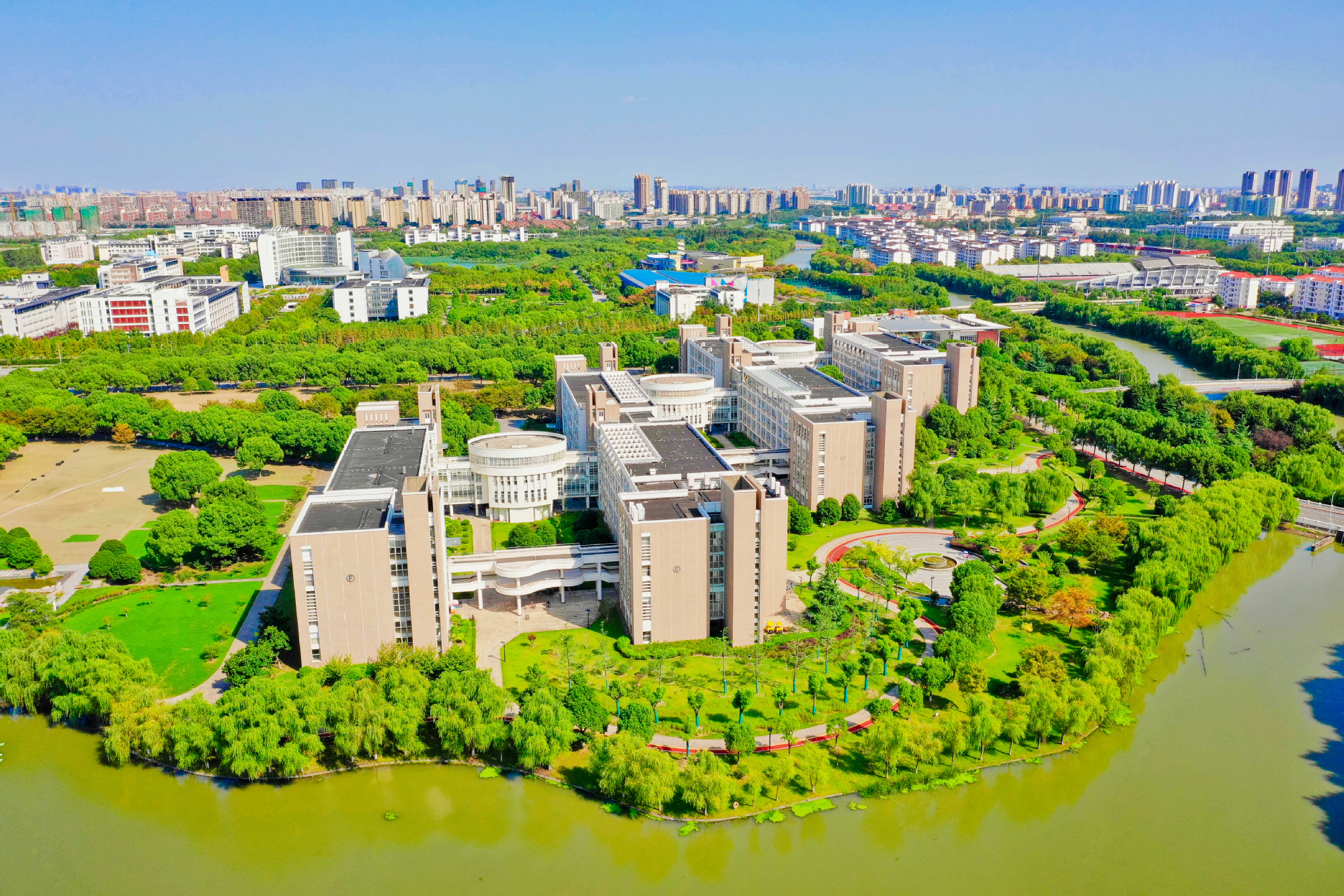 区位优势强录取难度小的公办院校，上海工程技术大学艺考政策解读