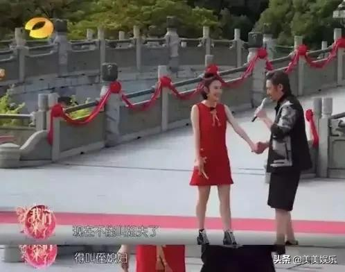 唐艺昕带孩子玩，不见张若昀身影