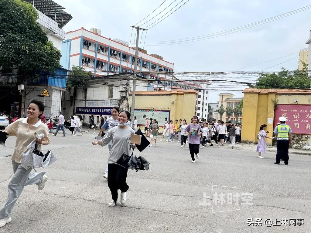 40秒直击各地考生冲出考场瞬间