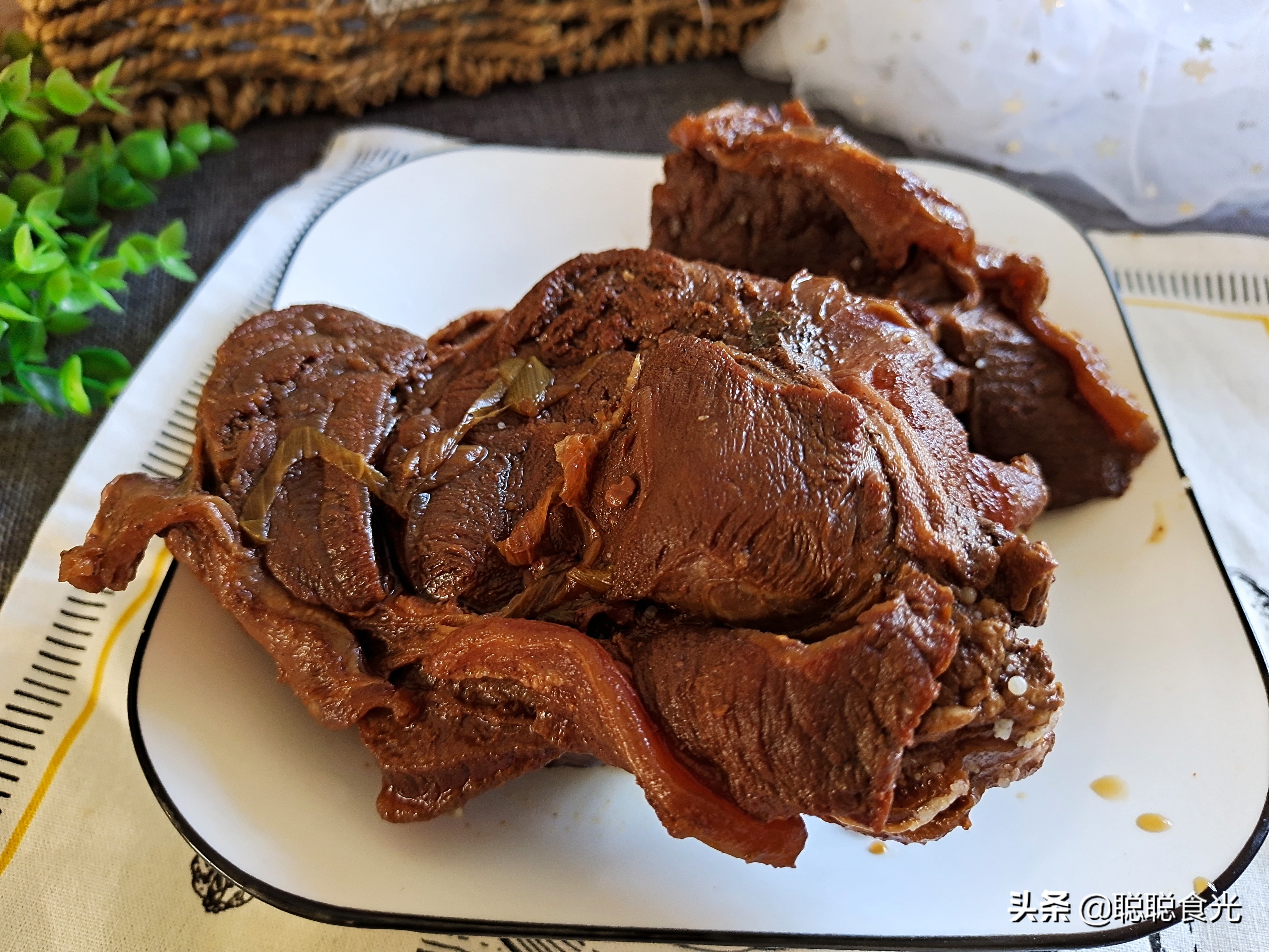 卤牛肉的做法 最正宗的做法(卤牛肉的做法 最正宗的做法及配料窍门)