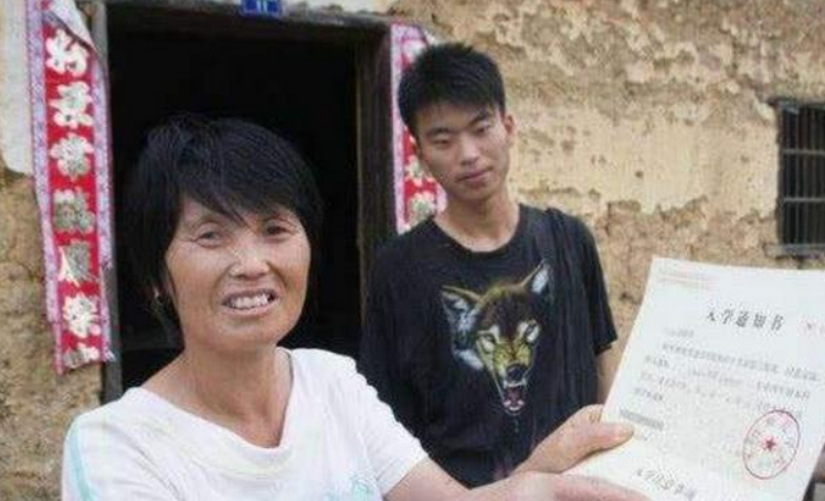 有一种“自以为聪明”，宁上专科不上三本，目光狭隘未来路不好走