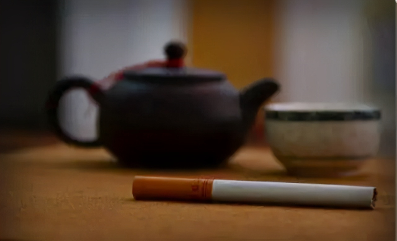 毛主席递烟给朋友，发现只剩一支烟，主席一个自然动作展现高情商