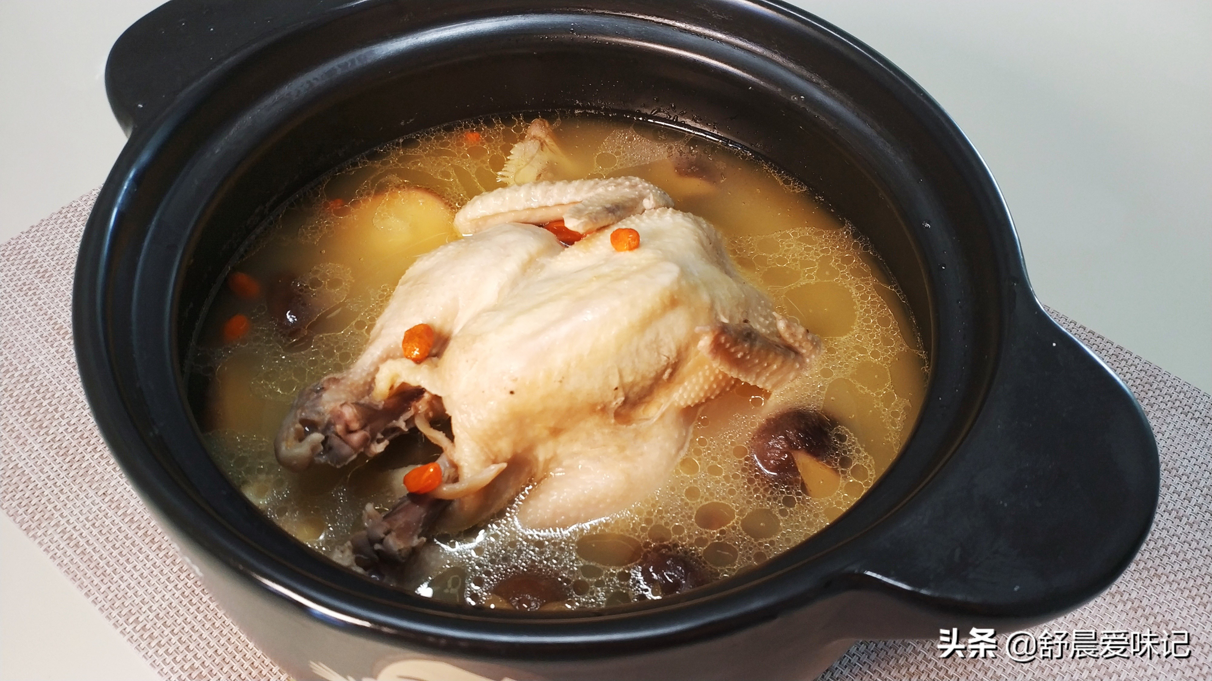 香菇炖鸡汤的做法(在家也能做大厨,教你做香菇炖鸡汤,营养高,味道好