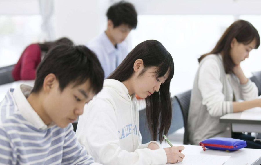 悲剧！湖北一医学系女生跳楼身亡，家属追究原因，校方竟这样解释