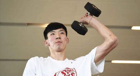 nba球員為什么用小啞鈴（老詹又擼鐵，啞鈴太大周琦迷你杠鈴躺槍，球迷：中鋒與后衛的差別）