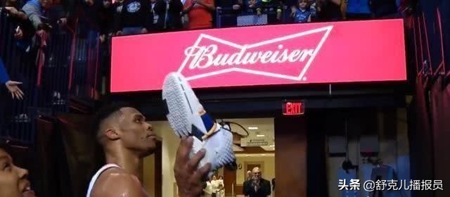 nba籃球鞋墊為什么不送人（NBA球星為啥送鞋時都把鞋墊拿出來，是舍不得，還是怕熏到球迷？）