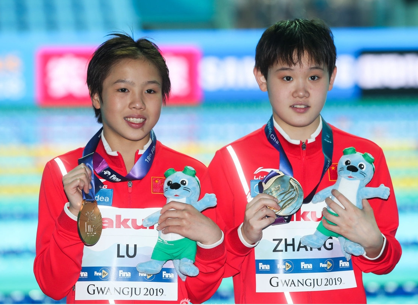 十米女子跳水翻几周(中国14岁跳水萌娃夺世界冠军！决赛前紧张到跑圈 赛后采访奶声奶气)