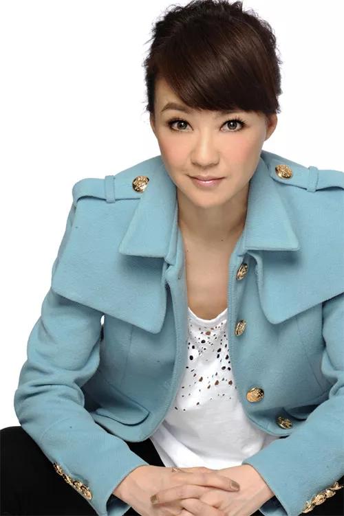 1986年推出《反叛》大碟,成为香港一线女歌手;1989年,推