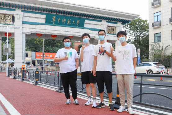 现场直击！华中师范大学开学了，5000余名新生报到，党委书记帮忙搬行李！