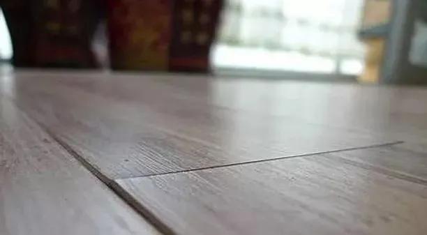 地板出现起拱，这样处理方便简单，而且还不求人