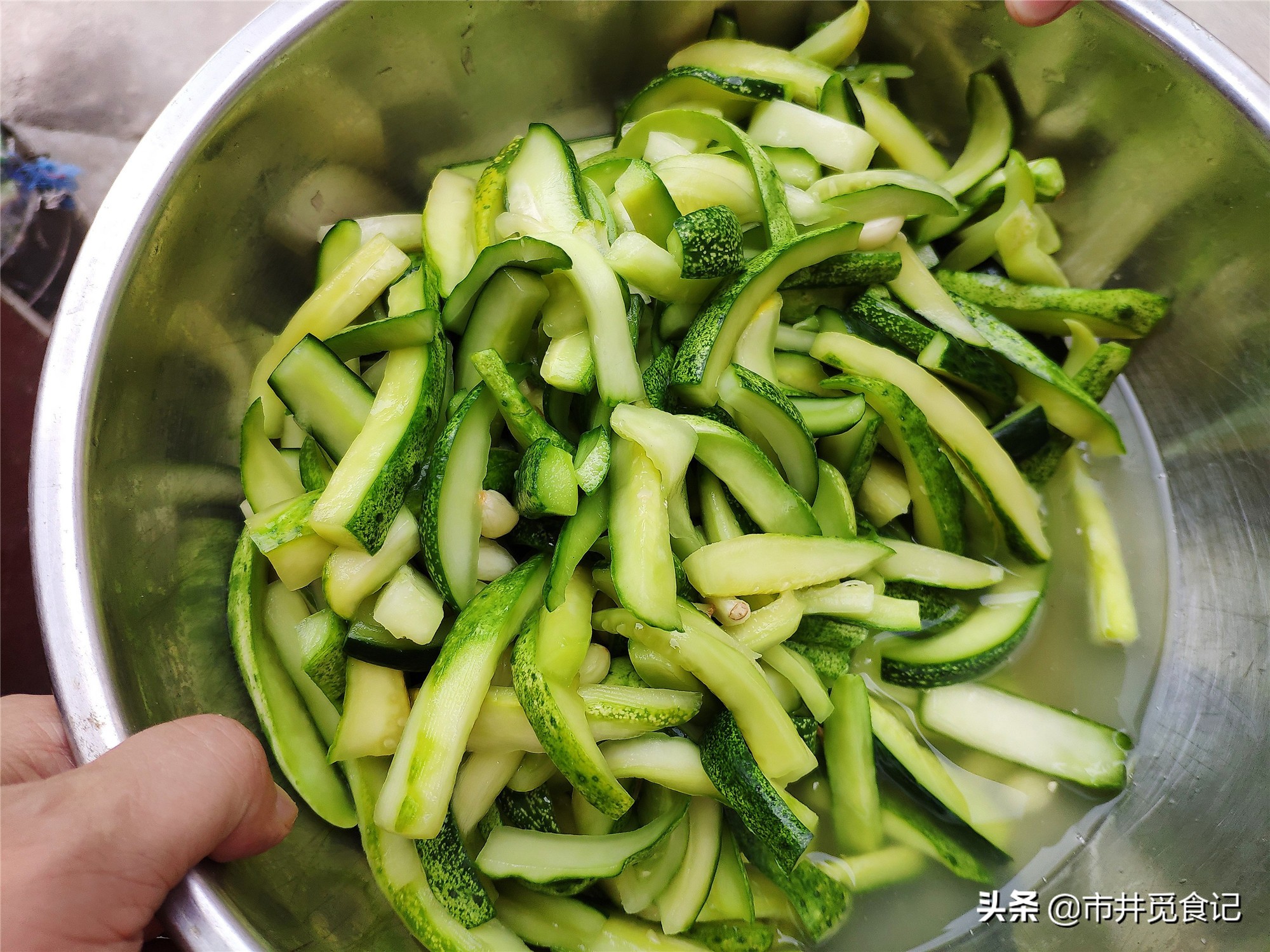 奶奶用了30多年的腌黄瓜配方，一次腌20斤，嘎嘣脆，咸香特好吃