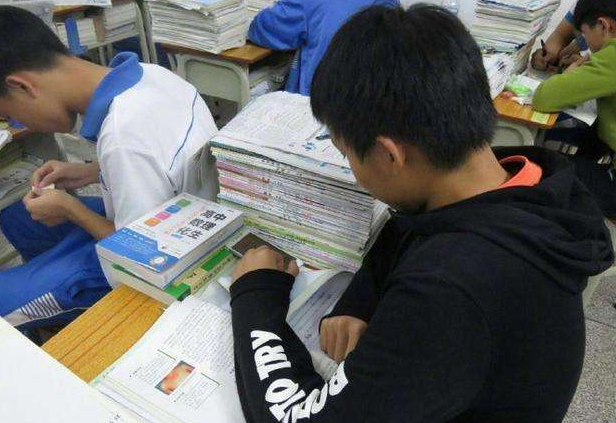 班主任临时突击检查，学生开始“花式”藏手机，学霸才是真正高手