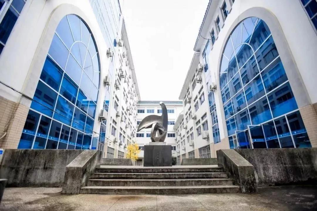 湖北“超火”高校：8大豪华食堂，高大上图书馆，4个校门竟然都通地铁！