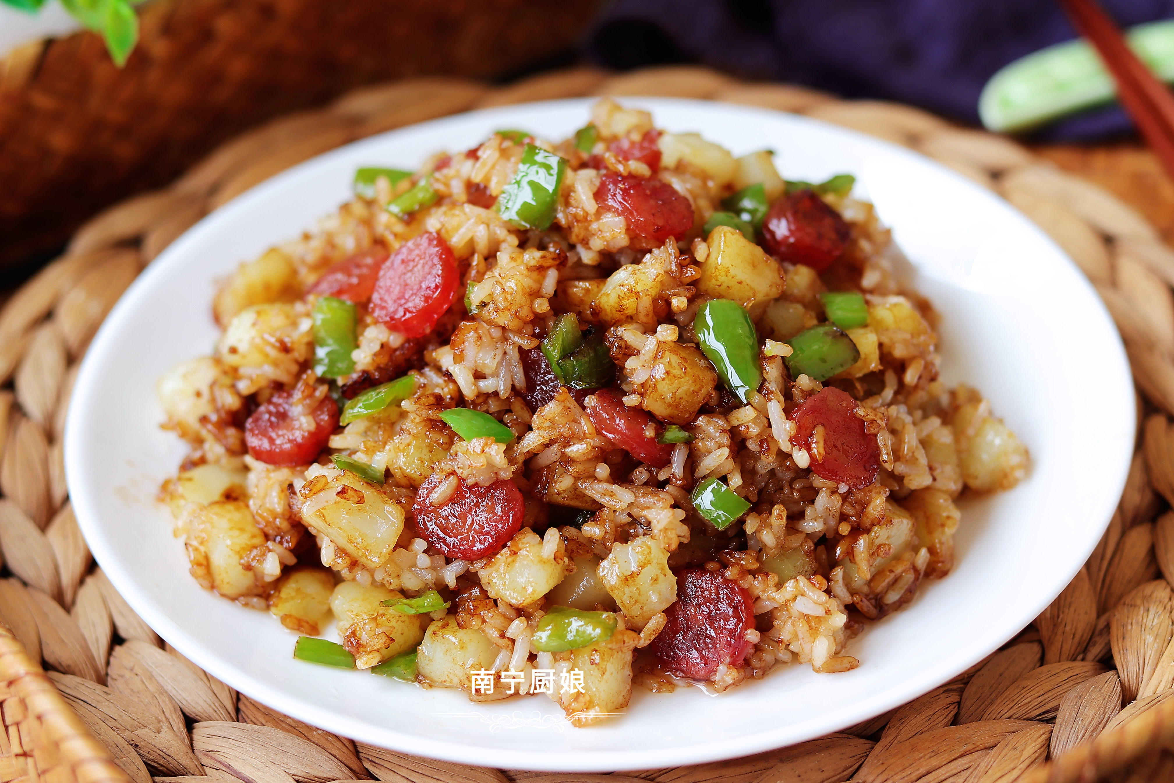 腊肠炒饭的做法（教你做香浓美味的腊肠炒饭）