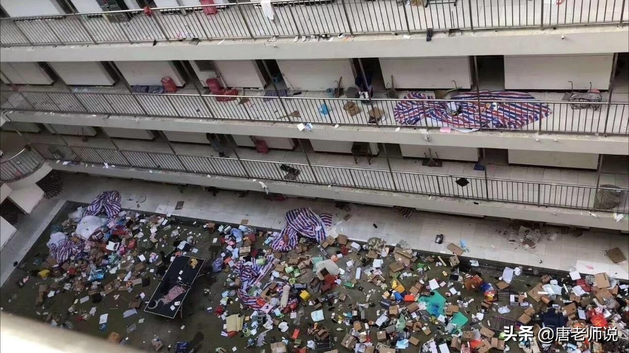 武汉大学生宿舍被征用，两所高校先后上热搜，网友评价天壤之别