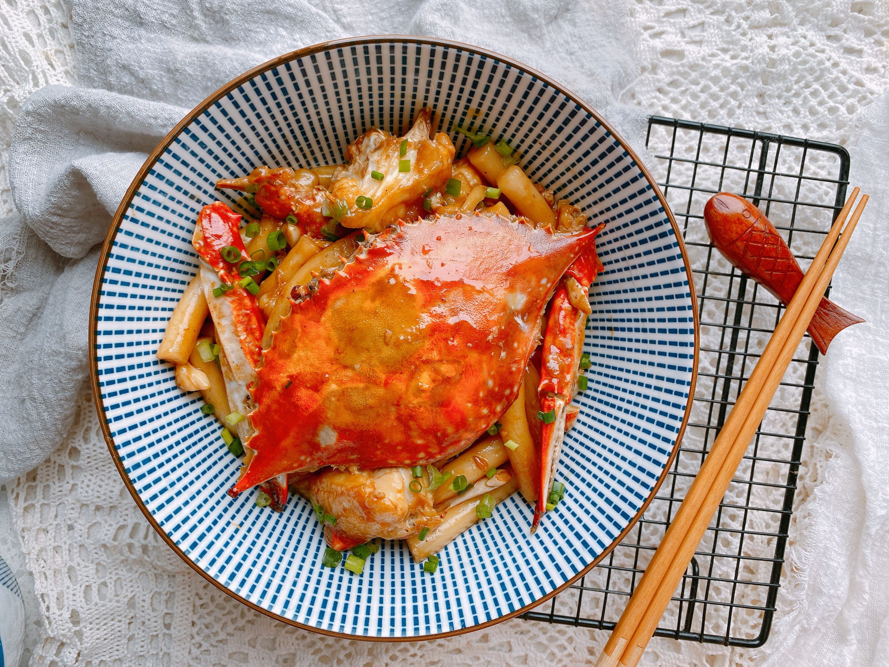 梭子蟹炒年糕怎么炒视频,梭子蟹炒年糕