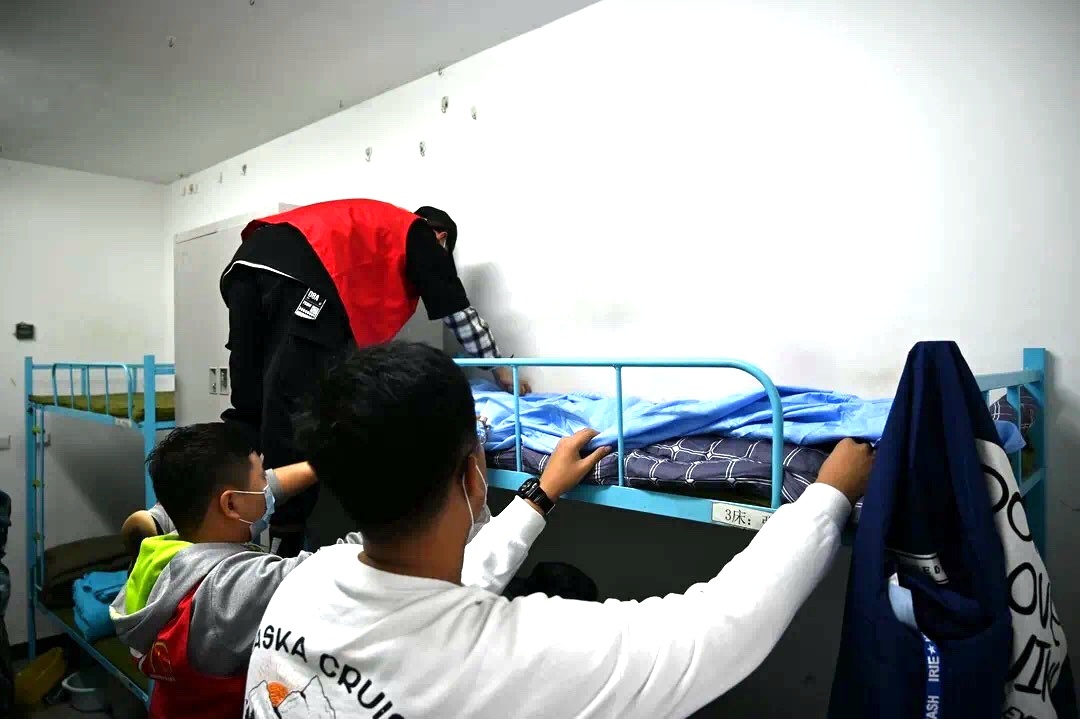 辽宁轨道交通职业学院：小红马甲志愿者们热情迎接新生