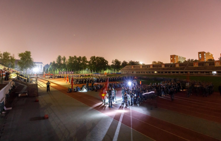 清华新生军训照曝光，夜间拉练20公里，网友：也是为了学生着想