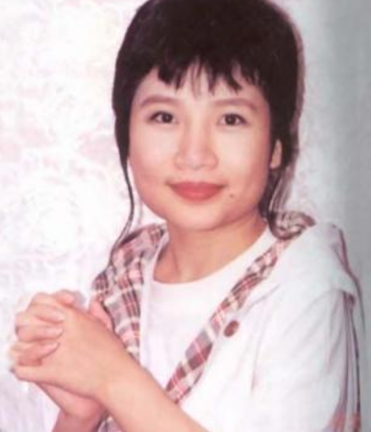 央视4套李娜(1997年，那个唱青藏高原的李娜选择遁入空门，如今在美国潜心修行)