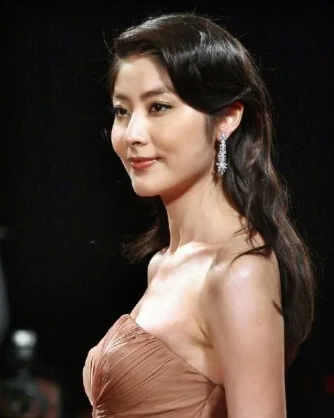 陈慧琳无人敢惹?隐藏25年背景曝光,难怪向华强不敢碰她