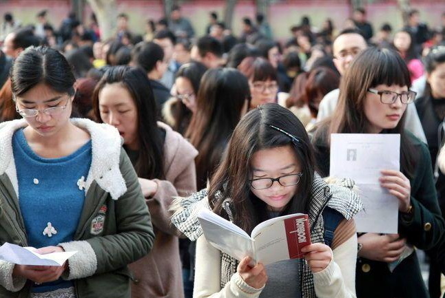 公务员迎来“新消息”，涨薪已经提上日程，年薪超过30万不是梦