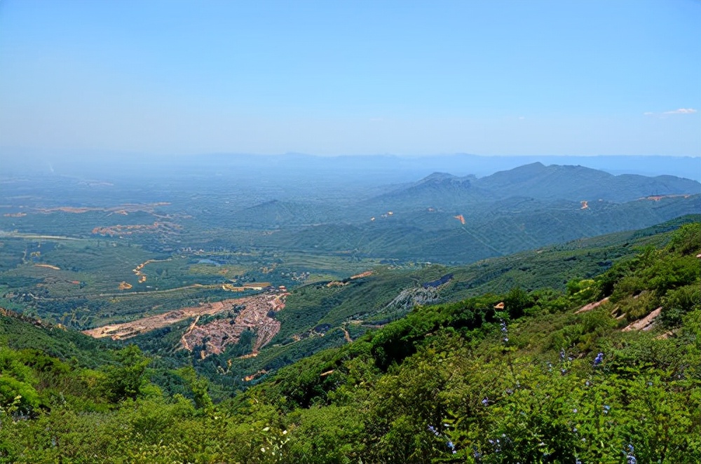 石家庄腾龙山(河北又一景区走红,被称为"华北第一藤海",距县城只有25