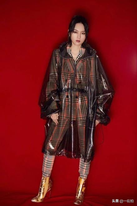 欧阳娜娜短裙配果冻包好少女！杨幂的透明高跟靴，一般人驾驭不了