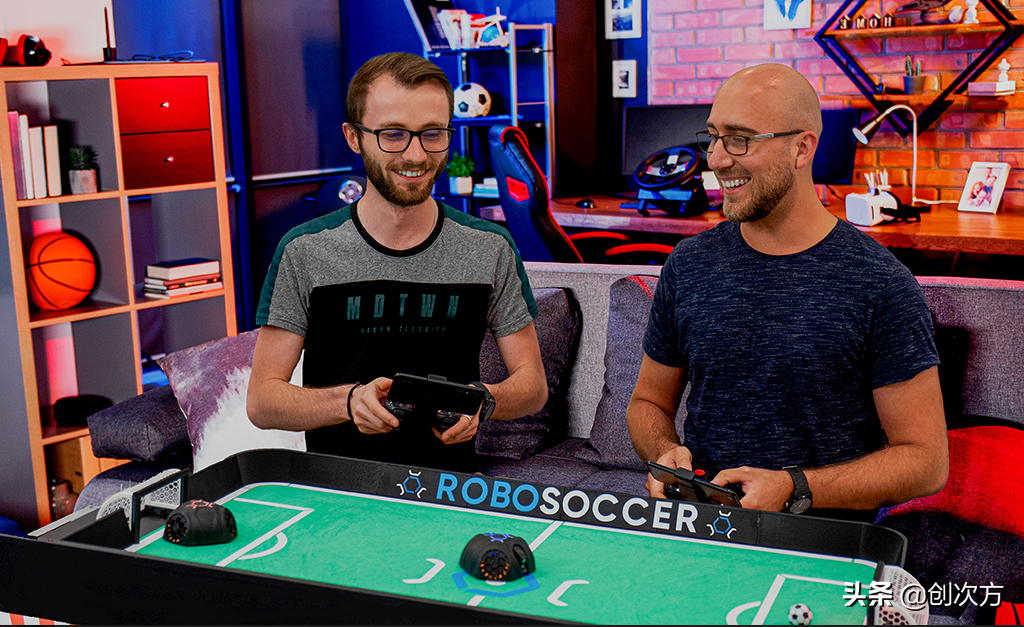 踢足球的桌游叫什么(RoboSoccer：机器玩家上场的足球桌游)