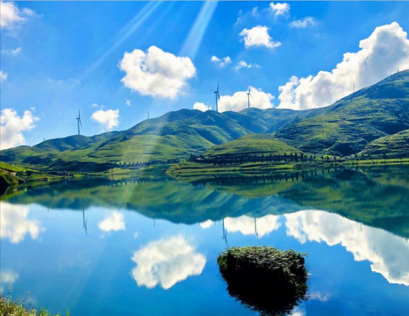 贵州绝佳的自驾避暑胜地，是西南海拔最高的草原，距离市区95公里